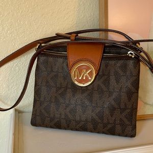 Michael kors crossbody